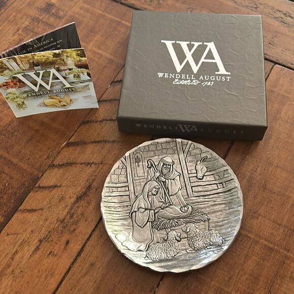 Wendell‎ August nativity scene hammered aluminum trinket - Picture 2 of 5